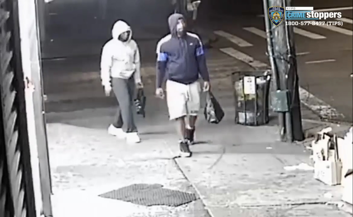 بالفيديو.. مسلحان يفتحان النار في شارع ببرونكس ويصيبا شخصين