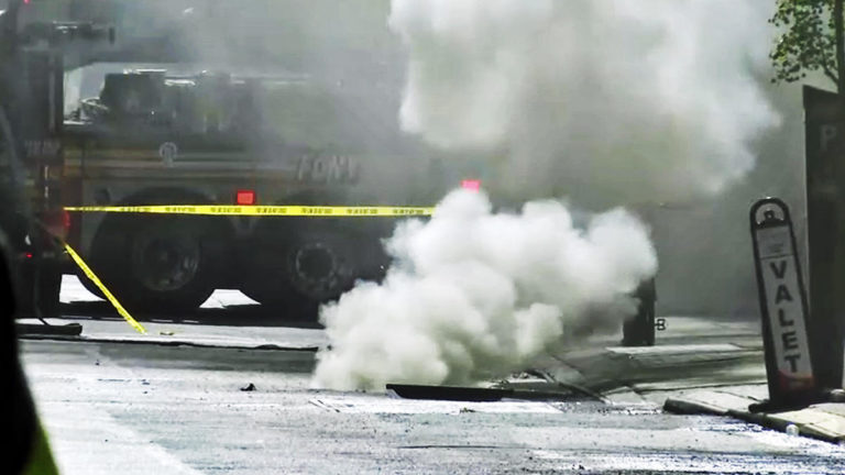 حرائق في بالوعات الصرف بمانهاتن تغلق جزءا من 2nd أفنيو وتُحدث شللا مروريا (فيديو)