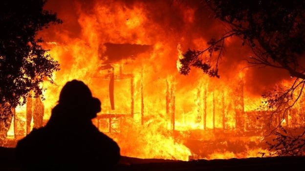 بالصور انقطاع الكهرباء وإجلاء الآلاف في حرائق كاليفورنيا
