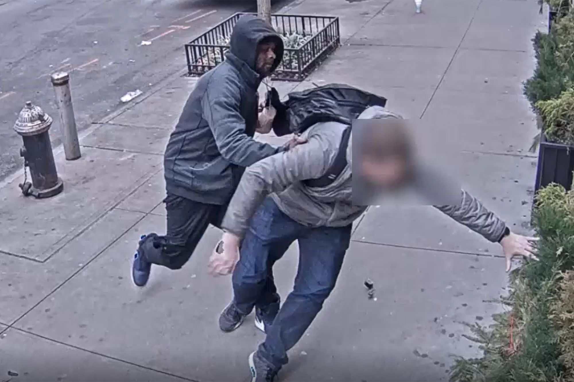 بالفيديو.. خمسيني يتعرض للضرب المبرح من مجهول في نيويورك