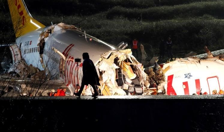 فيديو.. تحطم طائرة في مطار إسطنبول وانشطارها إلى 3 أجزاء