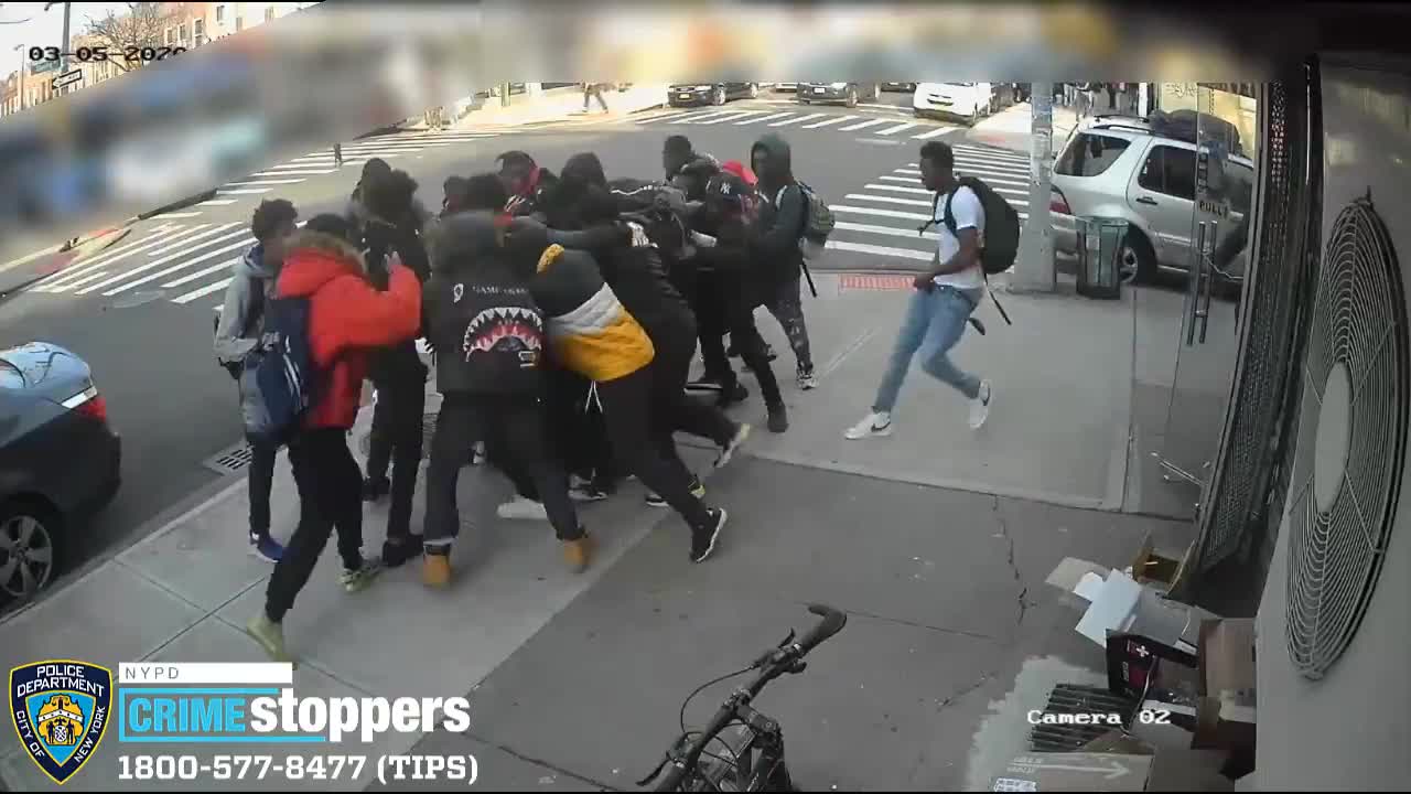 شرطة نيويورك تكشف سبب اعتداء 20 مراهقاً على فتاة بالشارع (فيديو)