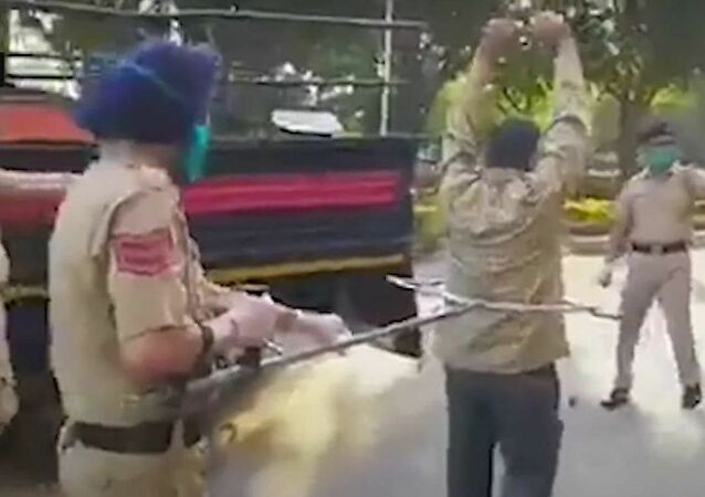 بالفيديو.. الشرطة الهندية تبتكر طريقة للقبض على منتهكي الحجر الصحي عن بعد