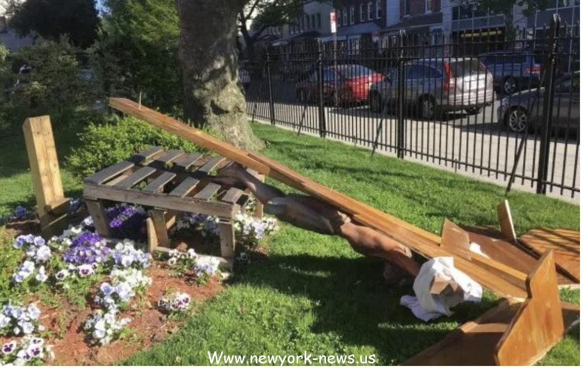 بالفيديو.. مخرب يعتدي على كنيسة في نيويورك ويكسر تمثال للمسيح