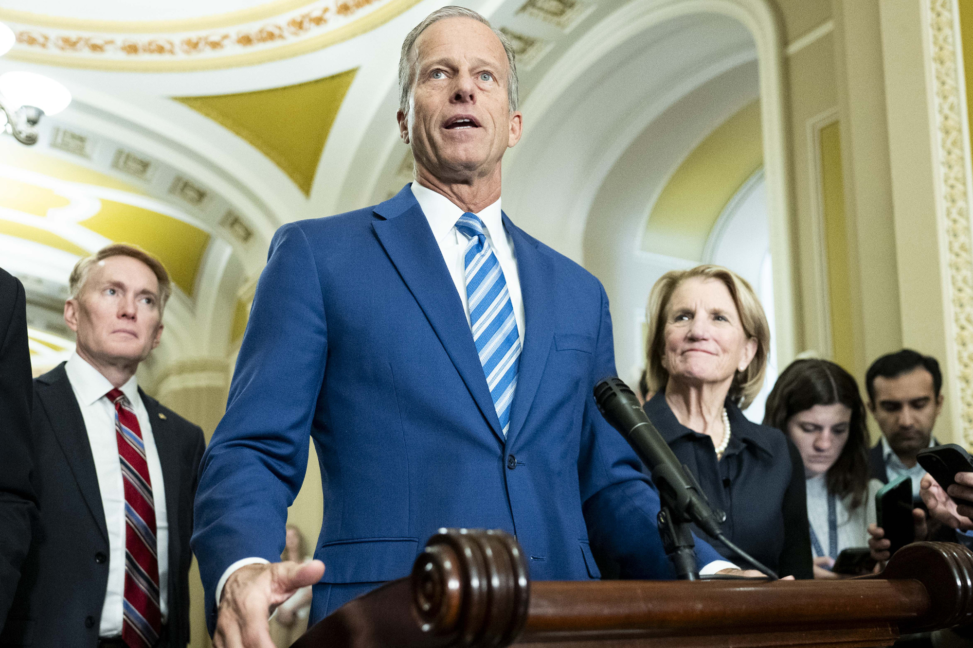 السيناتور ثون يتخلى عن الموقف الأخلاقي لصالح الديمقراطيين