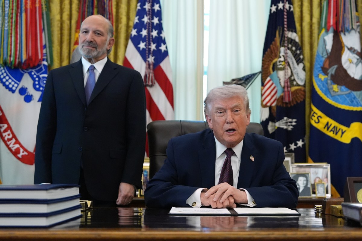 ترامب يوقع أمراً تنفيذياً لإنشاء قائمة فيدرالية موحدة بالناخبين المؤهلين