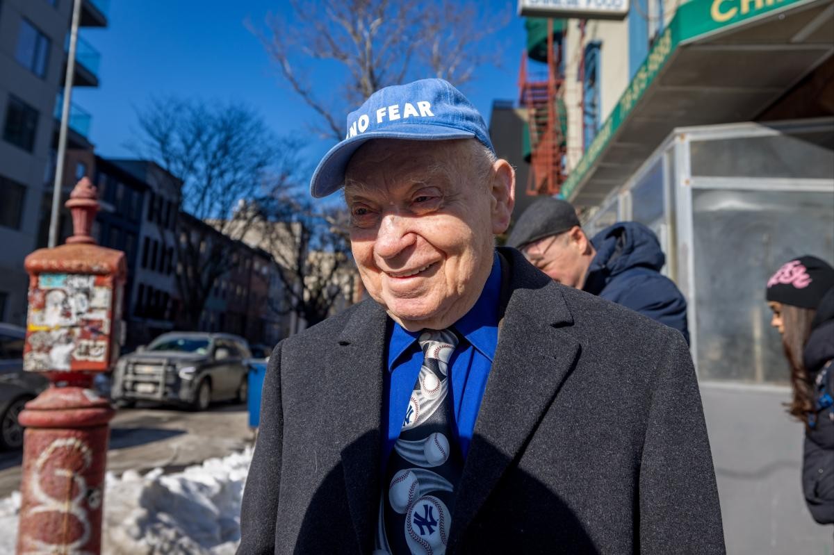 ناج من الهولوكوست ينتقد عمدة نيويورك لتجاهل وعوده بالإسكان الميسور