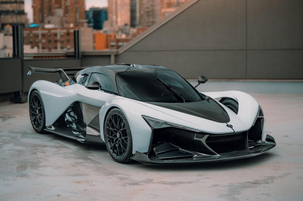 أروع وأسرع السيارات الفاخرة في العالم تتألق بمعرض نيويورك الدولي للسيارات