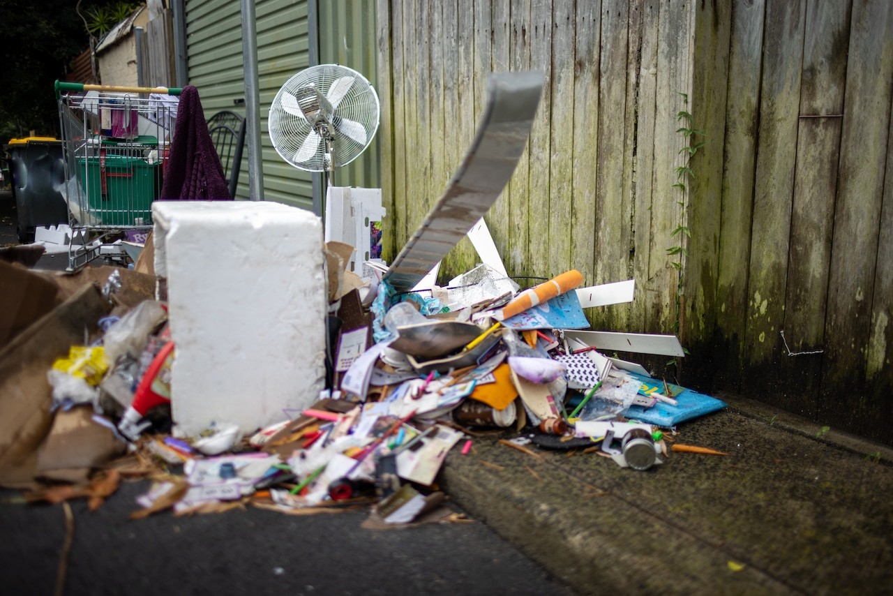 سكان في كاليفورنيا يشكون إهمال جارهم المعلم في رمي النفايات وتأثيره البيئي المستمر