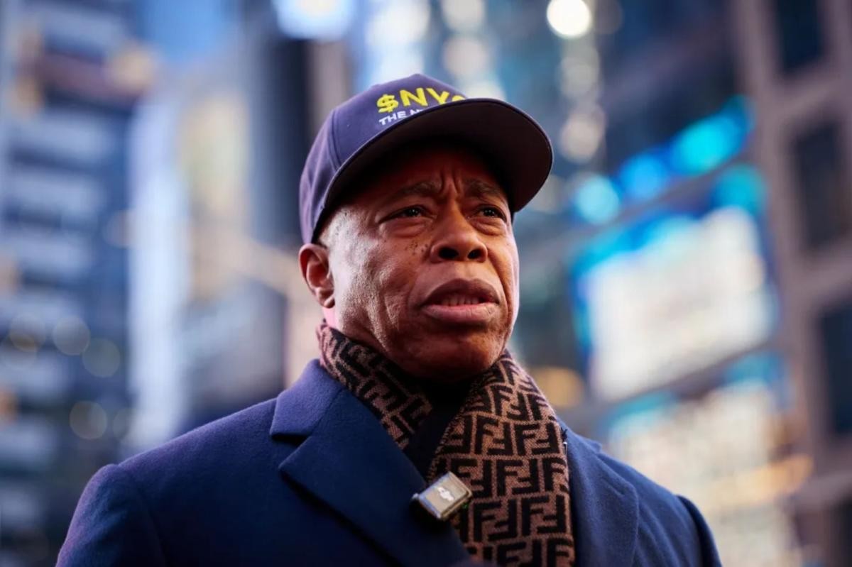 رئيس بلدية نيويورك السابق إريك آدامز يحصل على الجنسية الألبانية