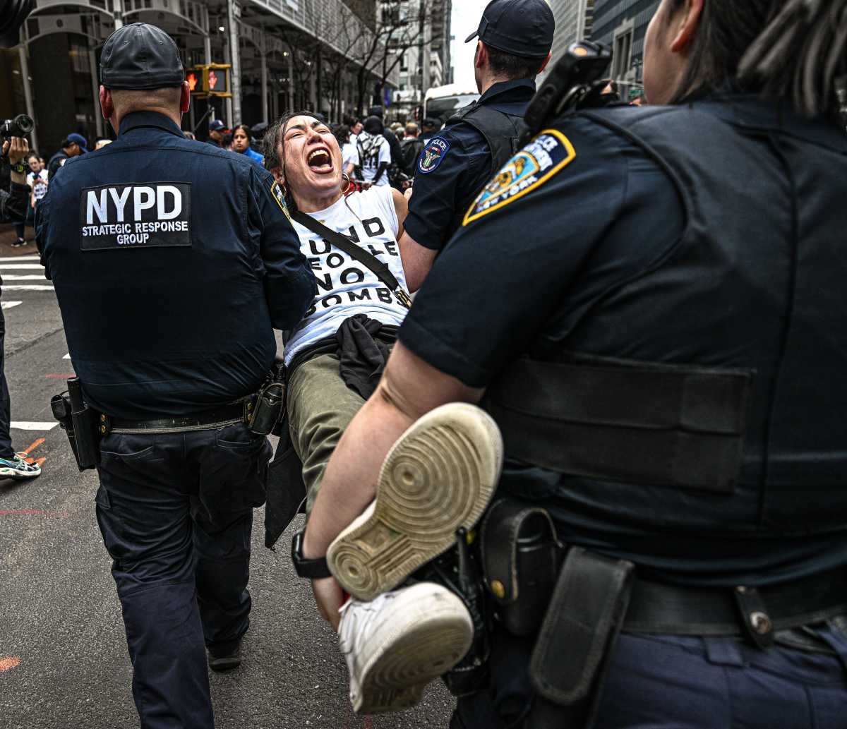 اعتقال أكثر من 80 متظاهرًا في مانهاتن خلال احتجاج على حروب الشرق الأوسط