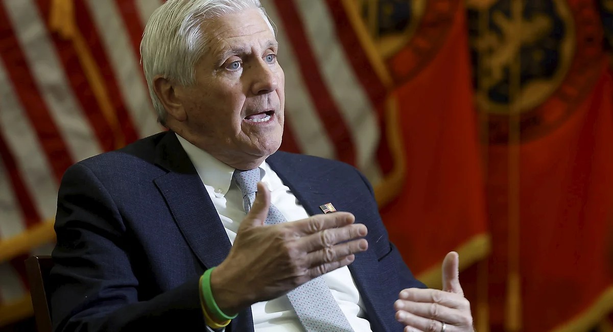 بليكمان يدافع عن شرطي ألقى صندوق تبريد على مشتبه به فارّ في نيويورك