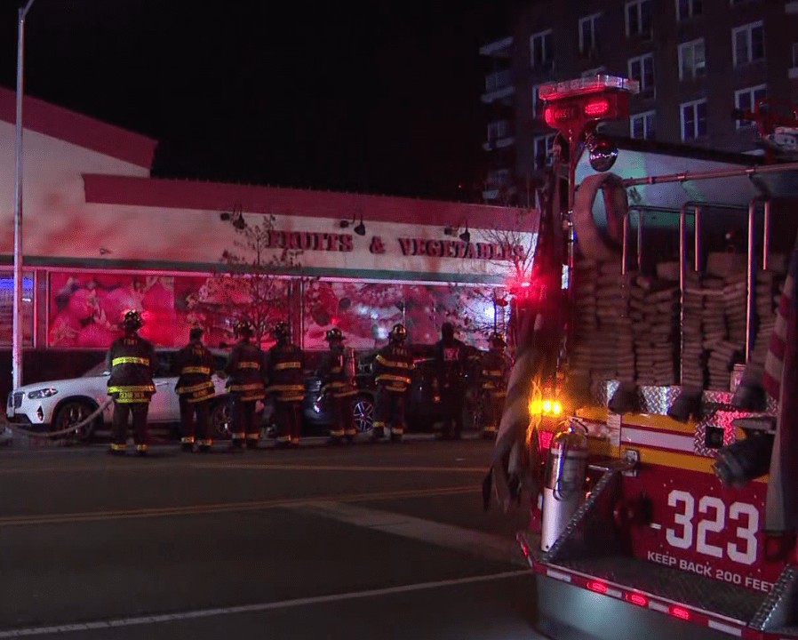 السيطرة على حريق فجر الأربعاء في متجر ببروكلين بعد استجابة واسعة للإطفاء