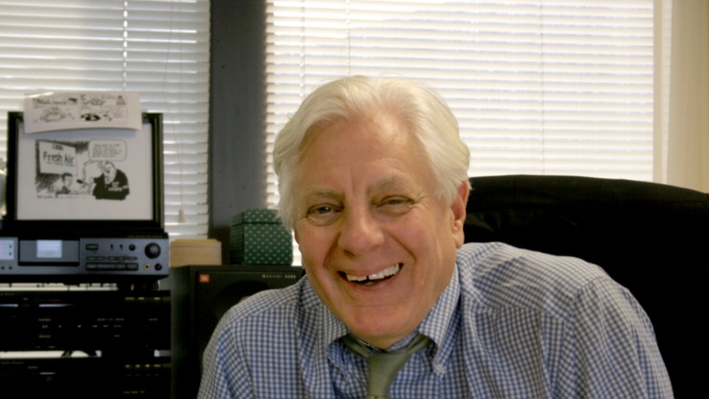 وفاة كيفن كلوز، الرئيس التنفيذي السابق لـ«إن بي آر»، عن 85 عامًا