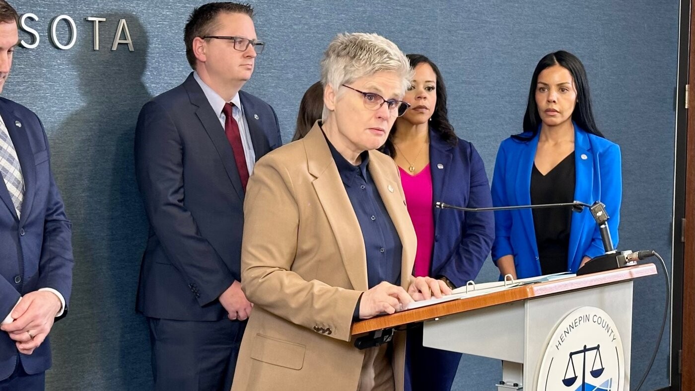 مينيسوتا توجه اتهامات بالاعتداء إلى ضابط في الهجرة والجمارك الأميركية