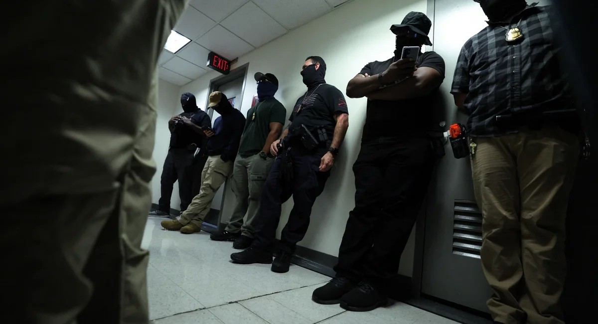 هوشول تدعم حظر تغطية الوجه على عناصر إنفاذ القانون، بينهم عملاء ICE