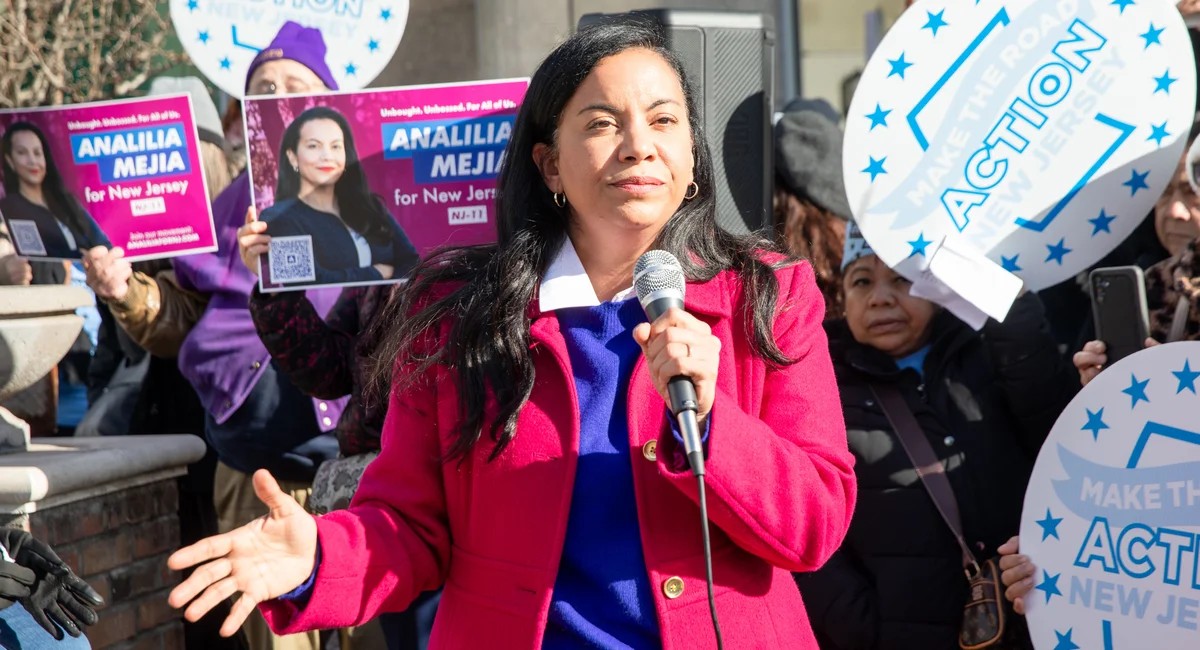 أناليليا ميخيا تفوز بمقعد نيوجيرسي الشاغر في الكونغرس بعد رحيل ميكّي شيريل