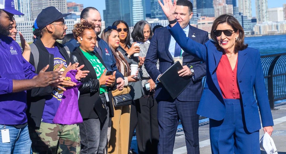 هوكول تصبح مقيمة ضريبيًا في نيويورك سيتي وسط جدل رفع الضرائب على الأثرياء