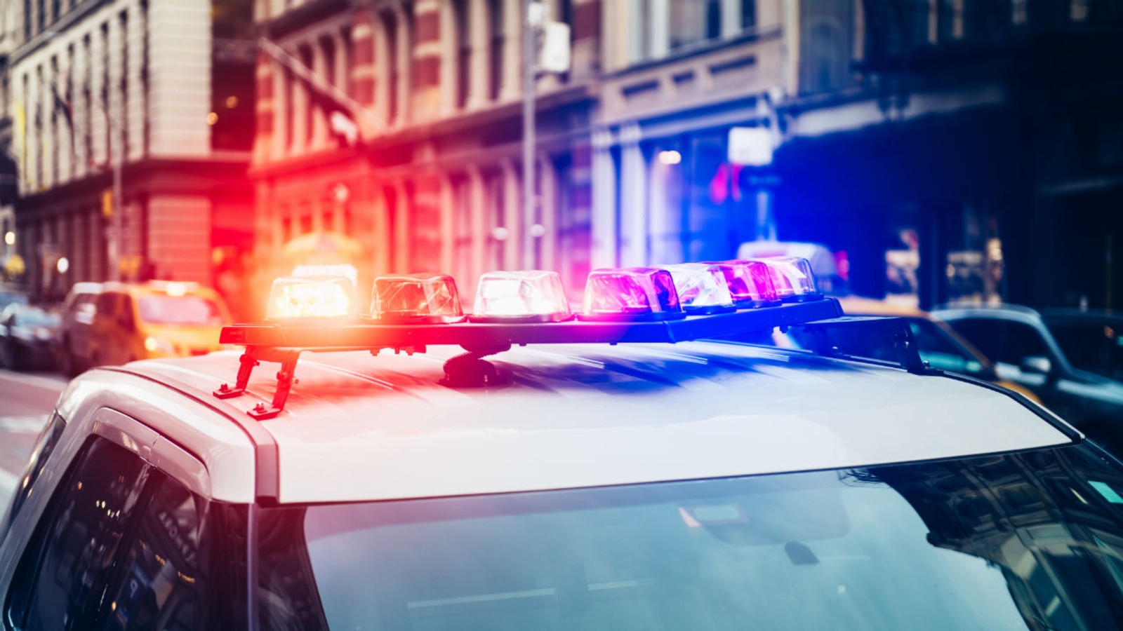 إصابة امرأة ونقلها إلى المستشفى بعد حريق صغير في شقتها بترِبيكا وسط تحقيق للشرطة