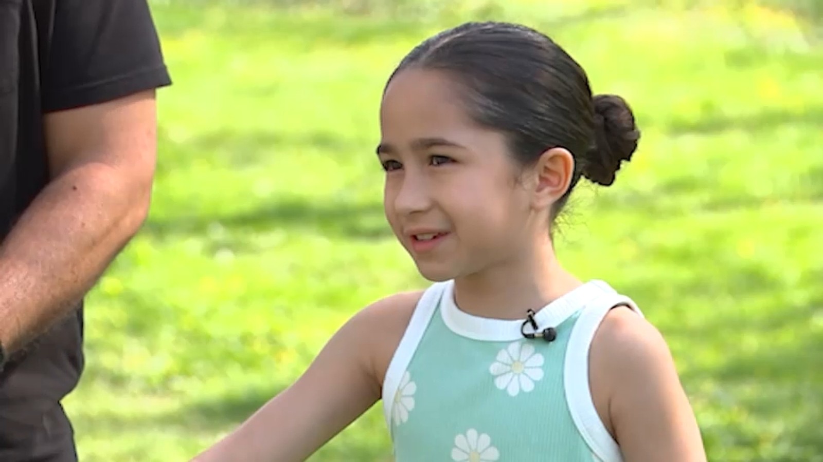 طفلة في مانفيل تجمع القمامة من متنزه دوكس بارك قطعةً قطعة لتنظيفه