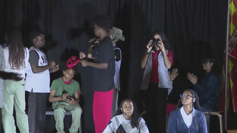 طلاب هارلم يحيون قصصًا واقعية على المسرح في مسرحية «Keep The Change»