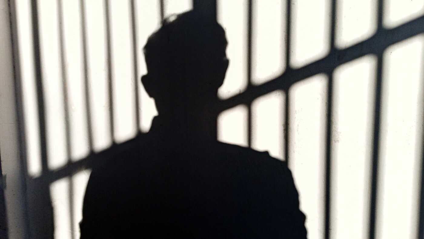 كلمة من سجين مجاور تنقذ حياة شاب داخل زنزانة احتجاز في الولايات المتحدة