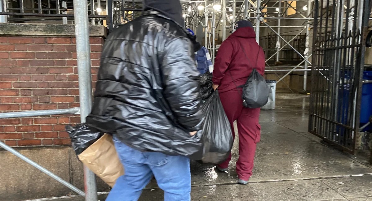 نيويورك تغلق ملجأ ميدتاون وتنقل طلبات المأوى إلى موقعين جديدين في مايو