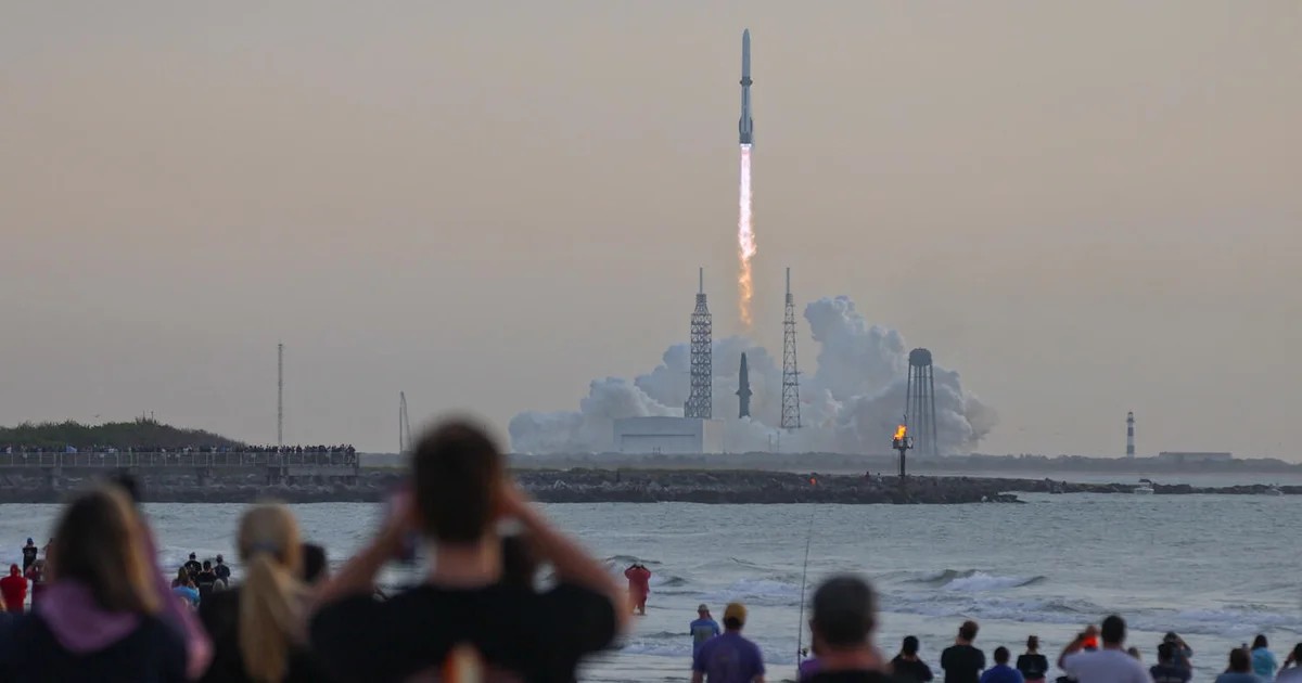 «نيو غلين» ينجح في استعادة مرحلته الأولى ويضع قمرًا صناعيًا في مدار غير صالح