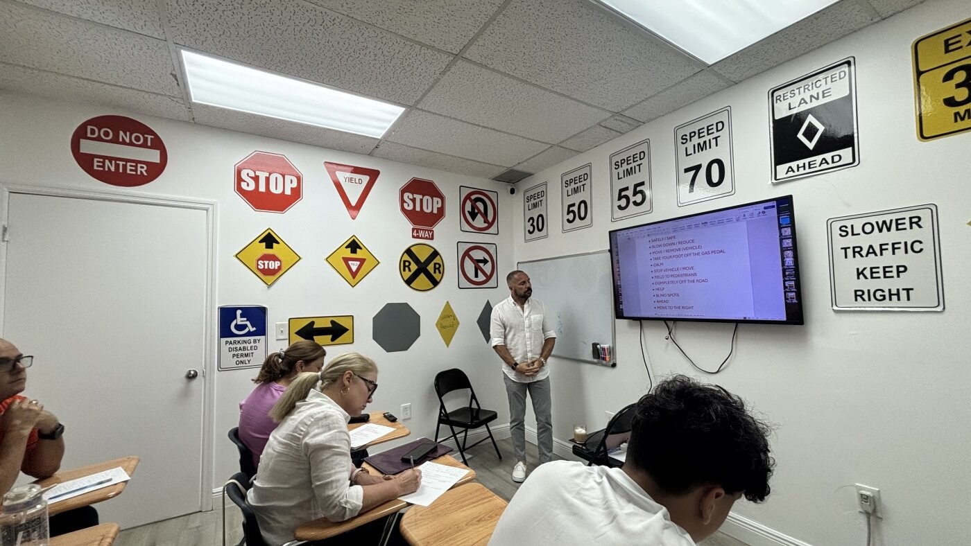 فلوريدا تفرض اختبار القيادة بالإنجليزية فقط وتربك المتحدثين بالإسبانية