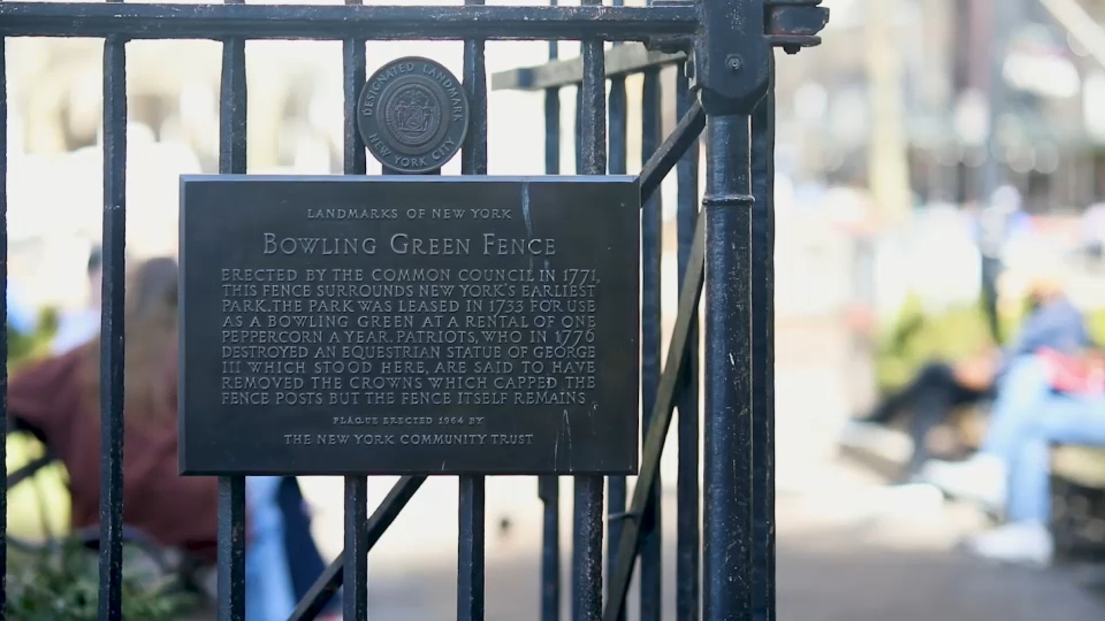 قطعة من تمثال جورج الثالث لا تزال قائمة في سياج بولينغ غرين بنيويورك