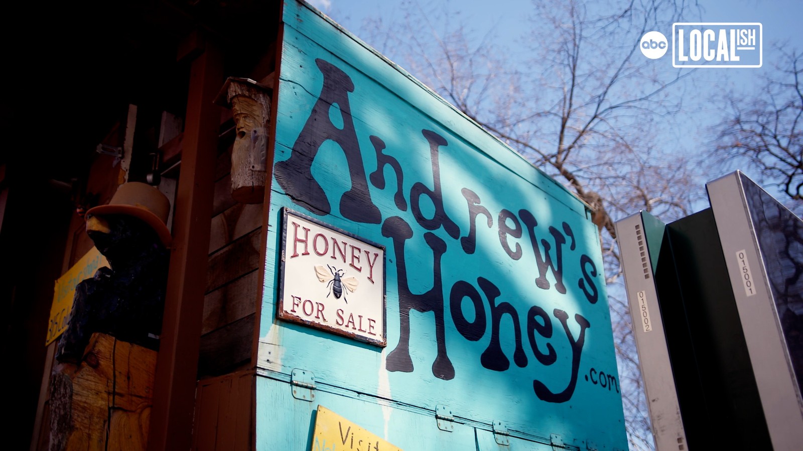 مربّي نحل من الجيل الرابع يدير أكثر من 40 منحلًا فوق أسطح نيويورك ويبيع عسلًا محليًا