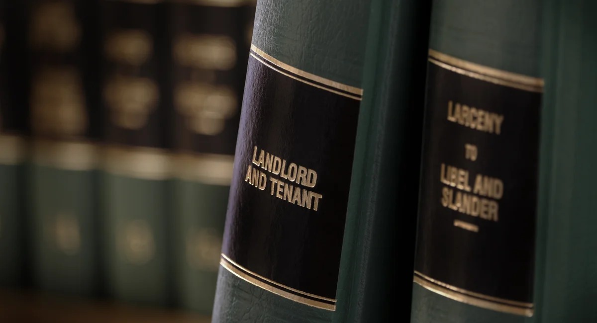 ملاك عقارات في نيويورك يهددون مستأجرين بالهجرة لإجبارهم على الرحيل