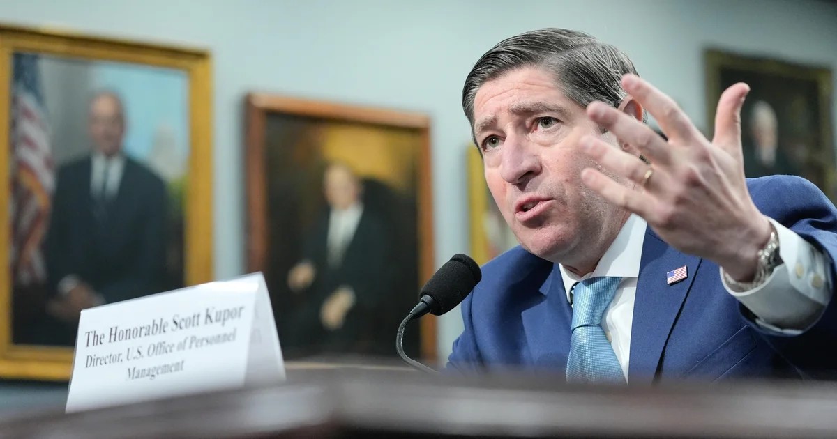 ديمقراطيون يطالبون بوقف خطة ترامب لجمع بيانات صحية لموظفين اتحاديين