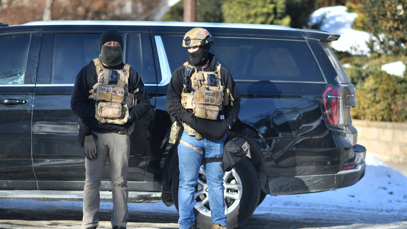 فصل موظفة في «ثومسون رويترز» بعد إثارة مخاوف من عقودها مع إدارة الهجرة الأمريكية