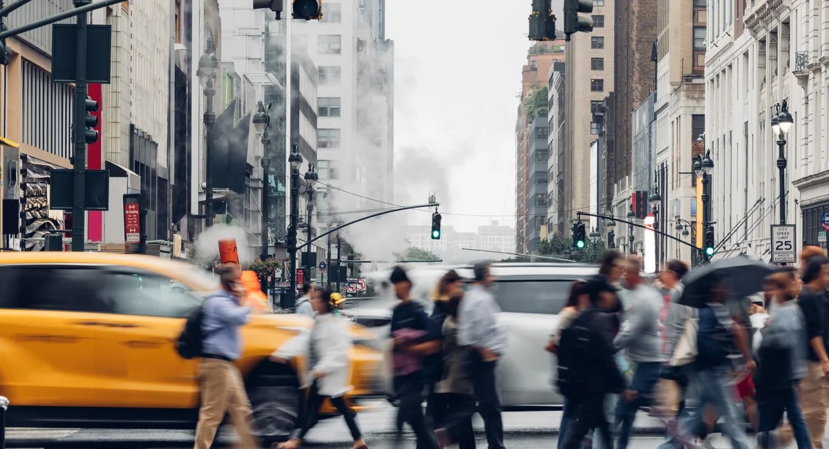 تقرير يدعو نيويورك إلى خفض الإنفاق لوقف نزيف السكان بدل رفع الضرائب