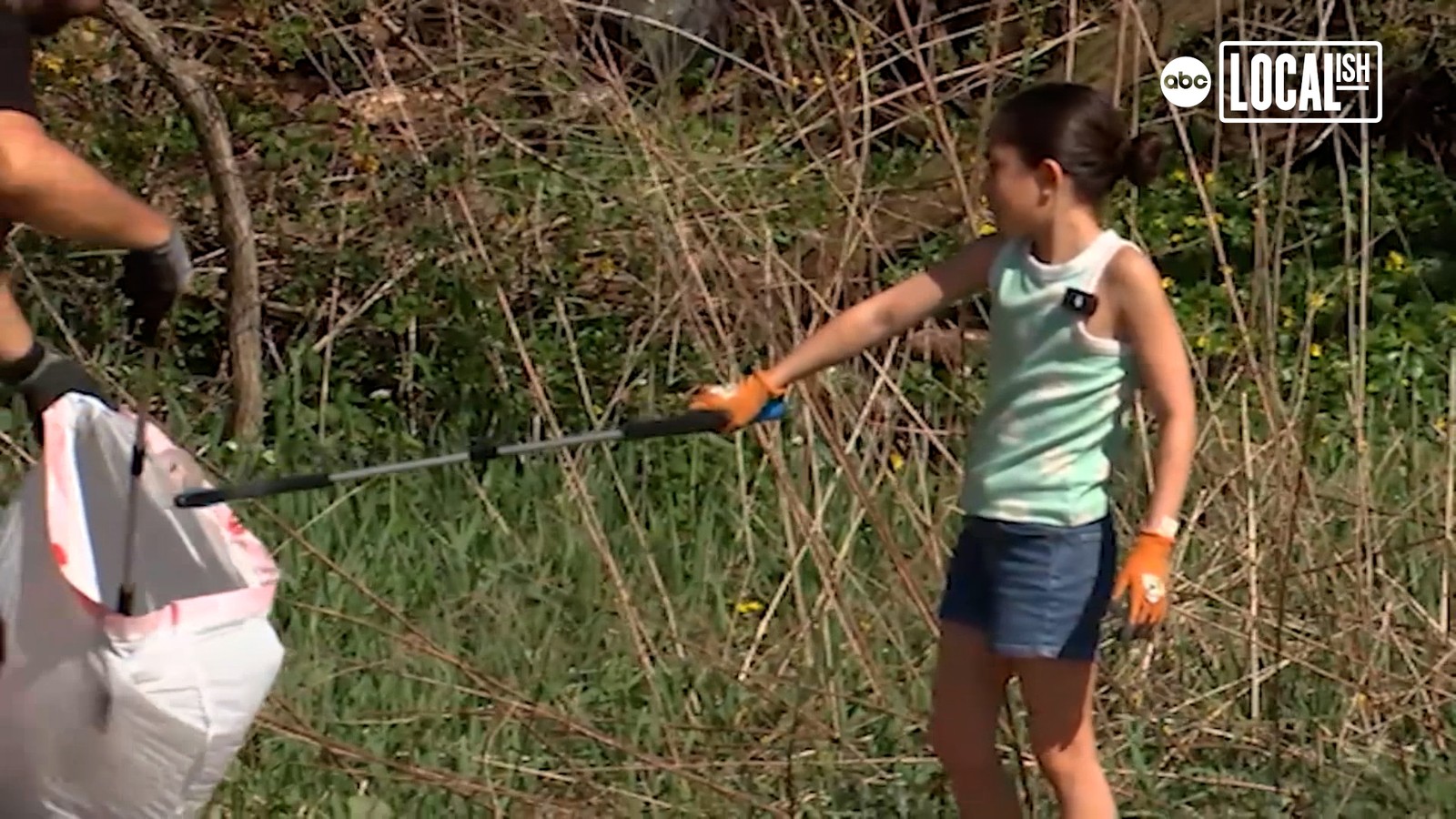 طفلة في مانفيل تنظف متنزه حيّها وتجمع القمامة من دوكس بارك