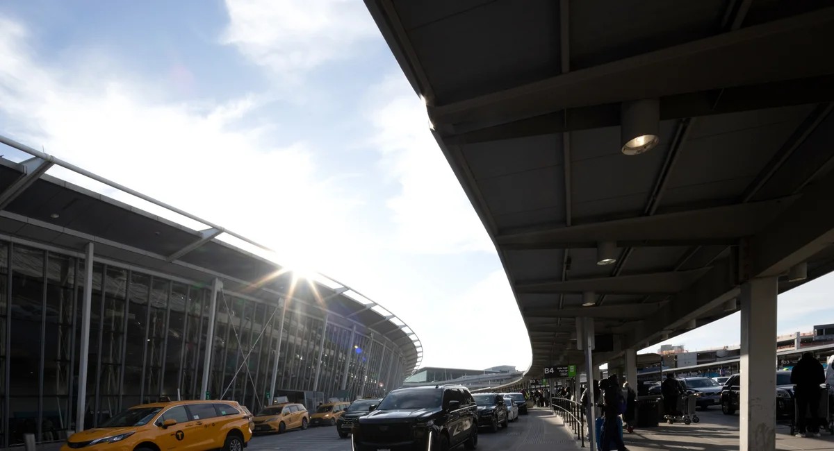 مطار JFK يشدد الحملة على سماسرة سيارات الأجرة غير القانونية بمركز مراقبة جديد