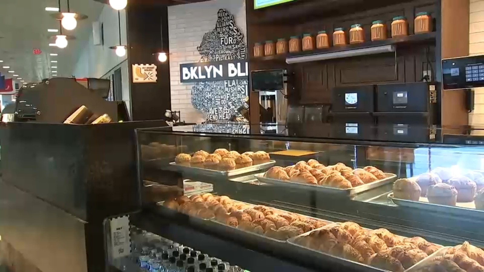 مطار جون كينيدي يفتتح 60 منفذًا تجاريًا جديدًا بعد تطوير مبنى 8 بقيمة 125 مليون دولار