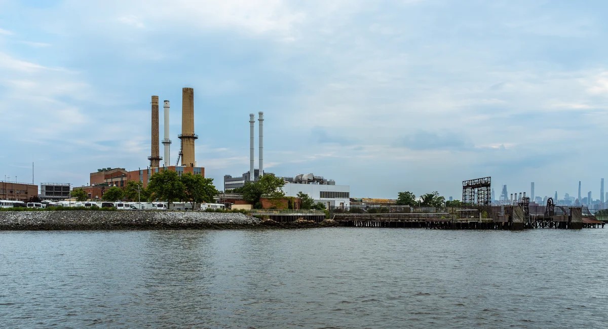 تعليق ضابطين في رikers بعد وفاة أول محتجز هذا العام في السجن