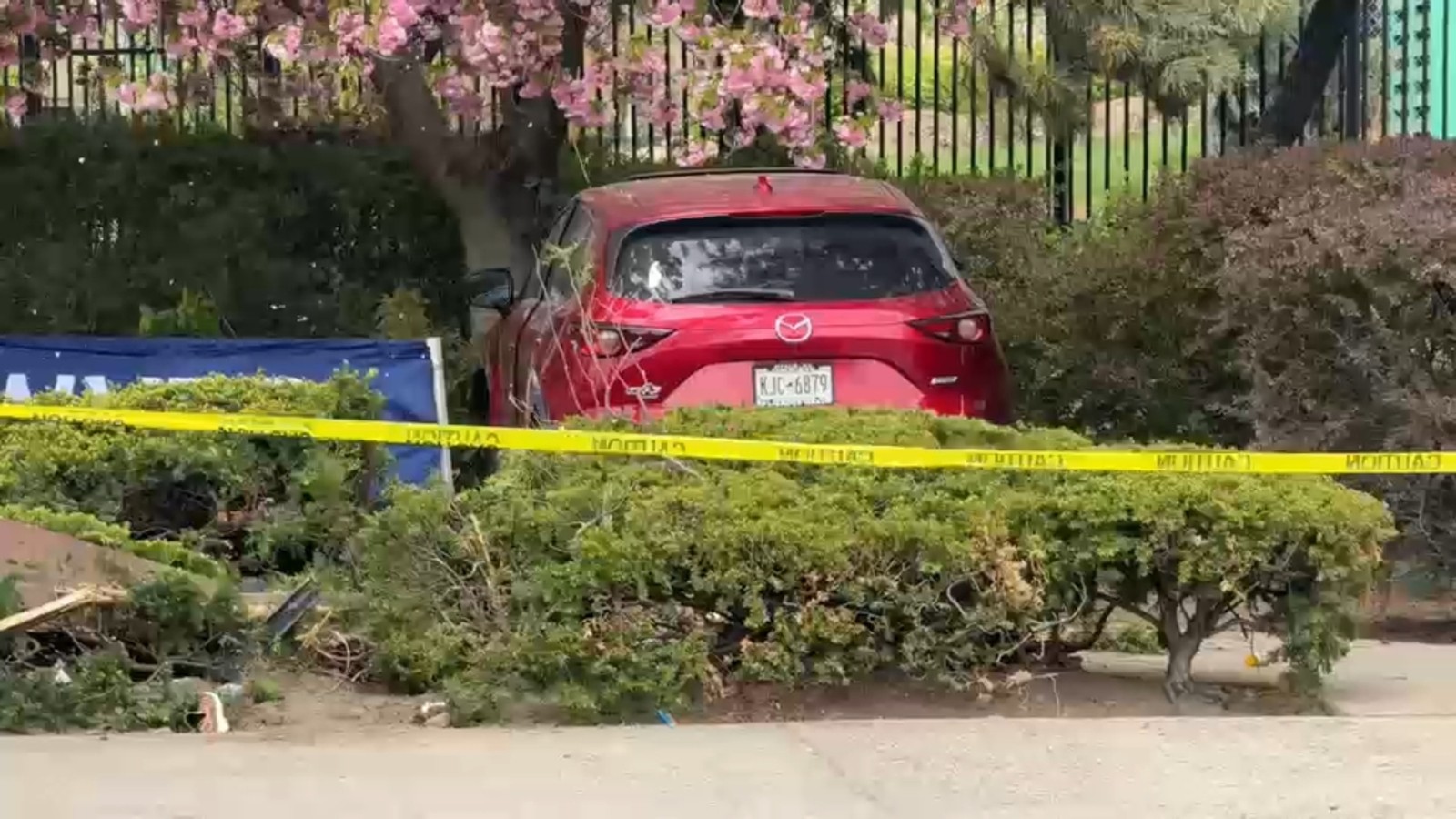 وفاة امرأة وإصابة رجل بعد اصطدام سيارة بمقعد في برونكس