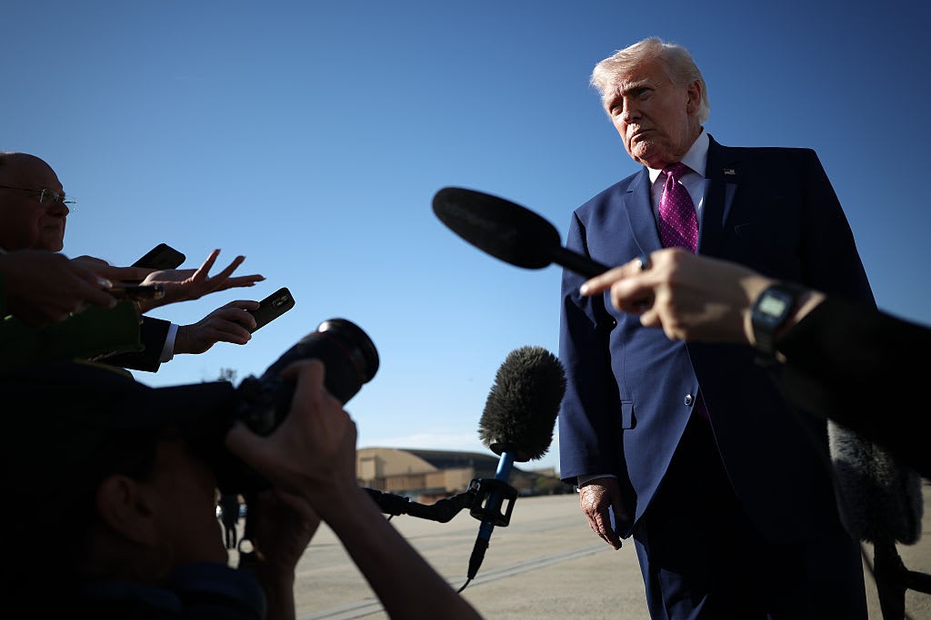 ترامب يمدد وقف إطلاق النار مع إيران وسط تعثر محادثات السلام