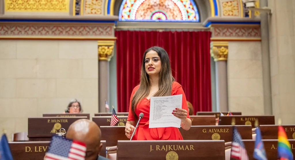 دعوى في نيويورك تهدد إقصاء جينيفر راجكومار من بطاقة الاقتراع بسبب التوقيعات
