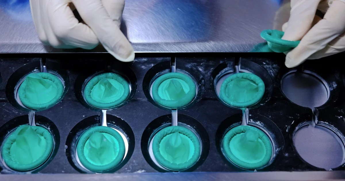 شركة ماليزية تحذر من رفع أسعار الواقيات الذكرية بسبب اضطرابات الإمدادات