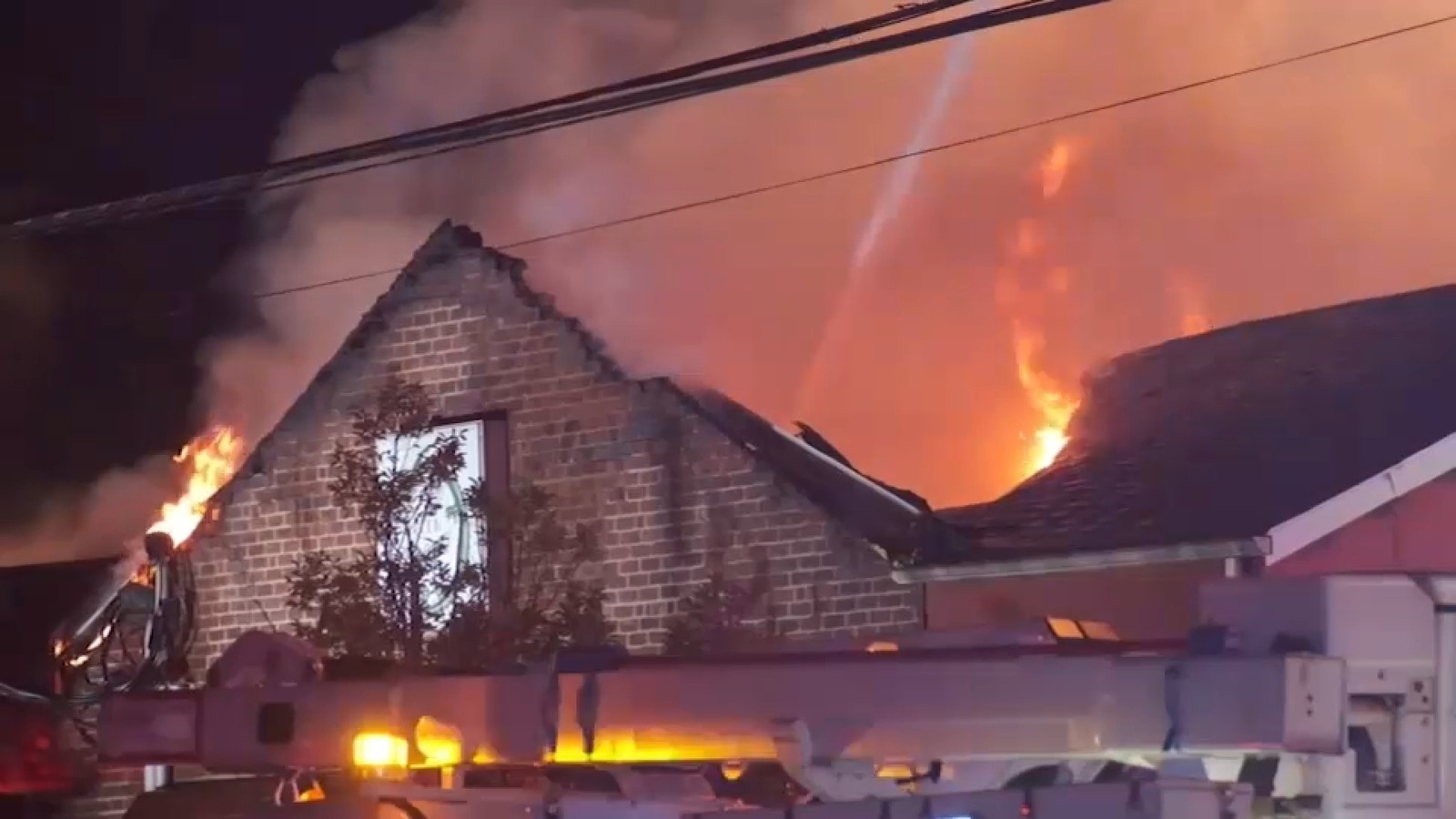 مخبز كوشر شهير في فاير لون يعود إلى العمل بعد حريق دمّر متجره القديم