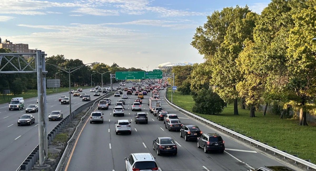 إصابة 15 شخصًا في حادث حافلة مدرسية بكوينز قرب الطريقين السريعين الرئيسيين