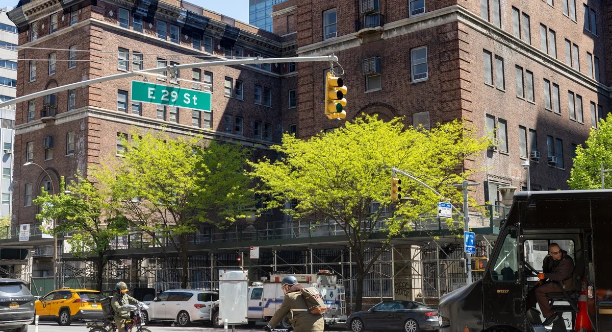 قاضٍ يوقف نقل مركز استقبال المشردين الرجال إلى إيست فيليدج بعد دعوى سكان الحي