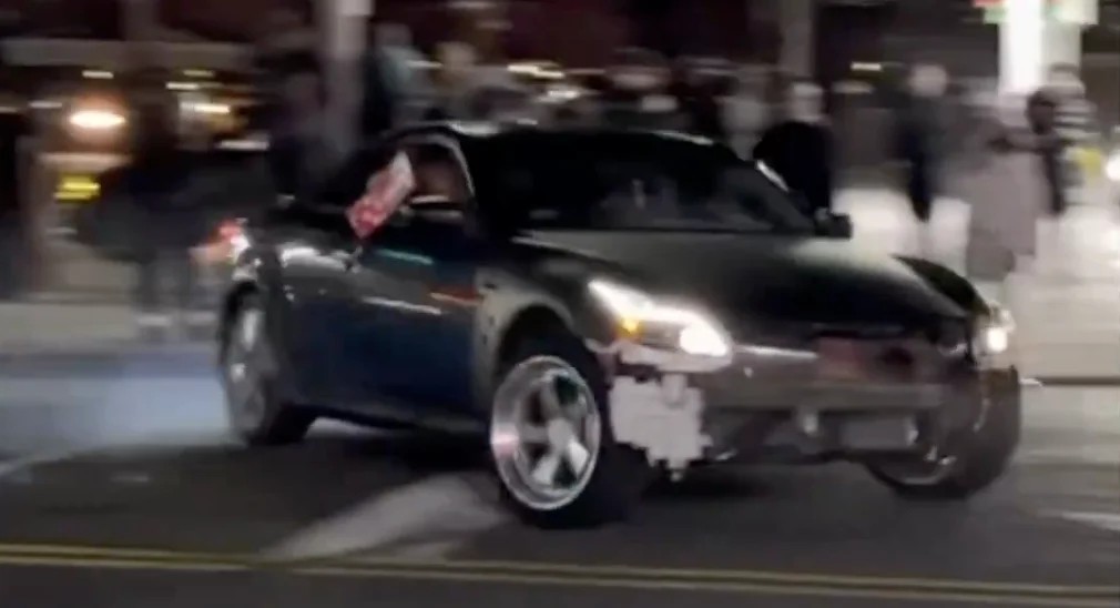 الشرطة تعتقل شاباً من برونكس وتلاحق 7 آخرين في استعراض سيارات فوضوي بكوينز