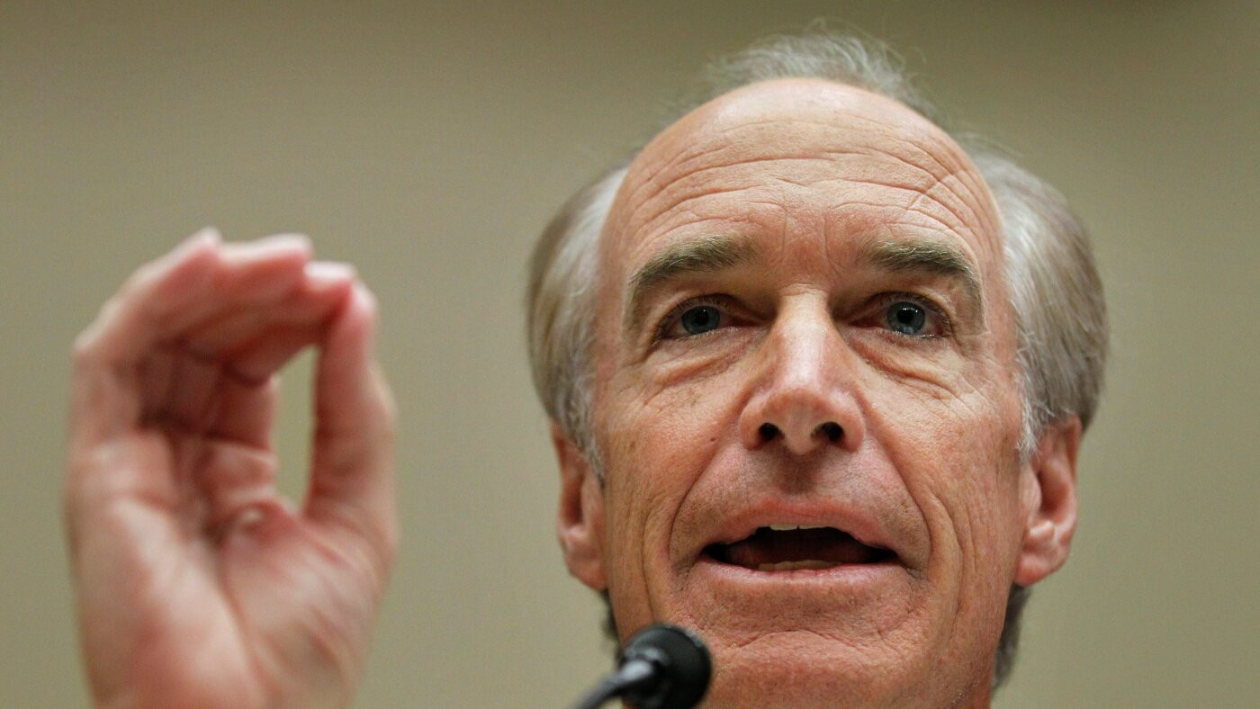 وفاة ديرك كيمبثورن، الحاكم السابق لأيداهو ووزير الداخلية الأميركي الأسبق، عن 74 عامًا