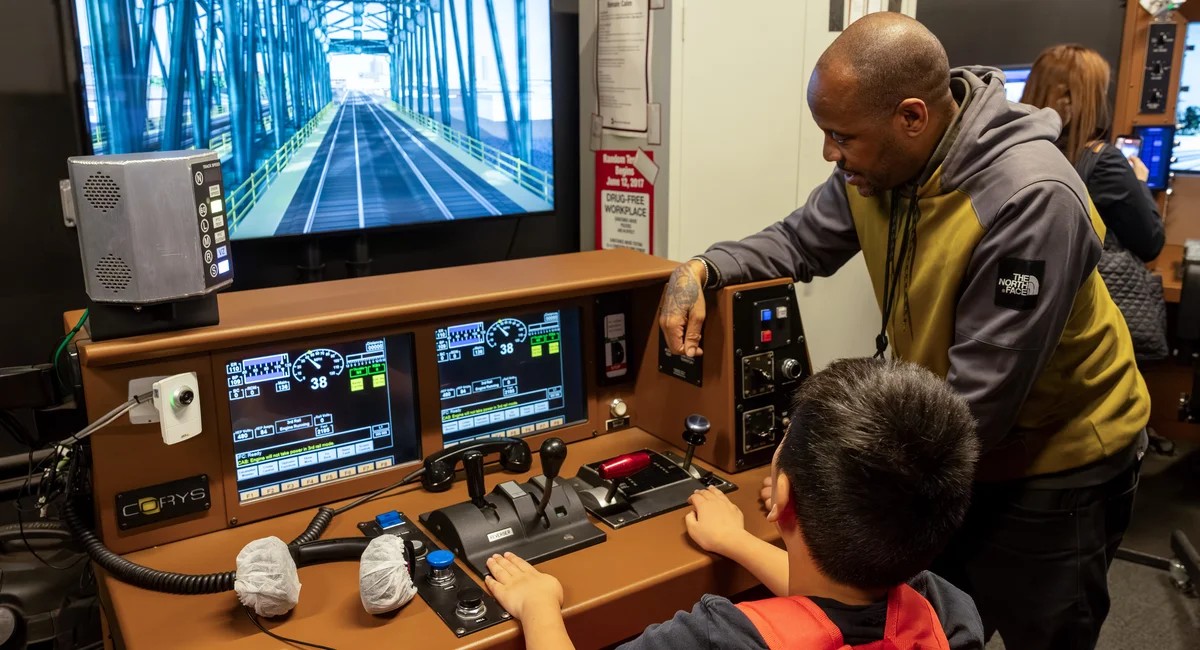 نيويورك تتيح لأطفال مصابين بالتوحد تجربة قيادة القطارات في غراند سنترال