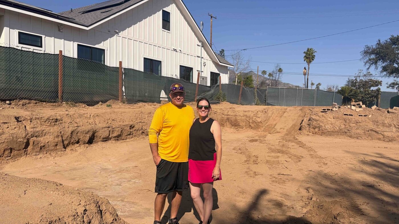 ضحايا حريق إيتون في كاليفورنيا يعيدون بناء منازلهم ببيوت مسبقة الصنع